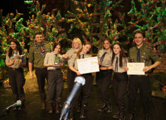 Grupa harcerzy na scenie