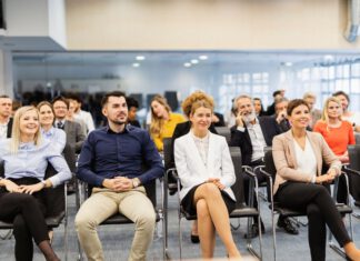 publiczność w sali konferencyjnej