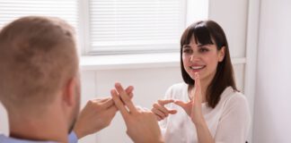 Kobieta i mężczyzna używają języka migowego