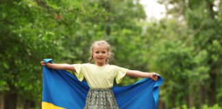 dziewczynka z flagą Ukrainy