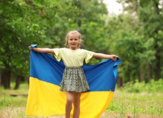 dziewczynka z flagą Ukrainy