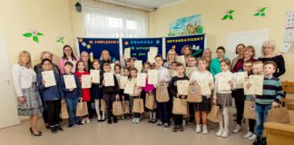 Dzieci z dyplomami na konkursie ortograficznym