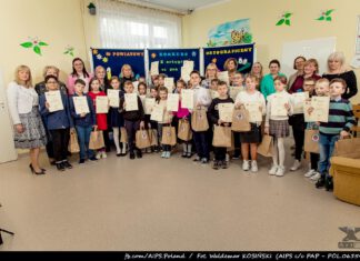 Dzieci z dyplomami na konkursie ortograficznym