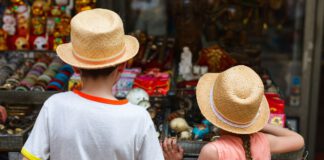 dzieci w kapeluszach