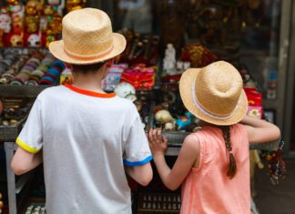 dzieci w kapeluszach