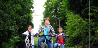 chłopcy na rowerach