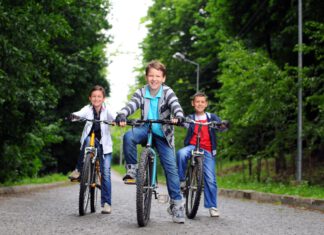 chłopcy na rowerach