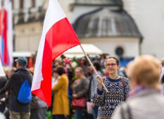kobieta z flagą Polski
