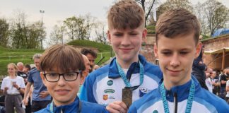 Zawodnicy UMKS z medalami