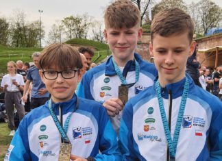 Zawodnicy UMKS z medalami