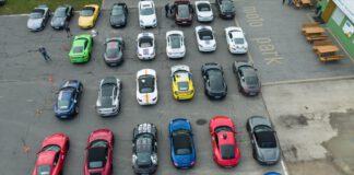 Samochody Porche na parkingu