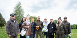 Uczestnicy sadzenia drzew