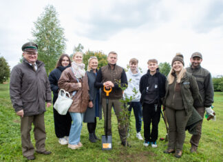Zakątek Wspomnień Uczestnicy sadzenia drzew