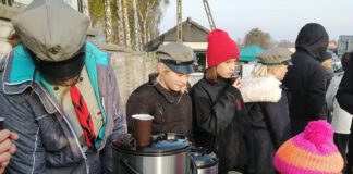 Harcerze na cmentarzu