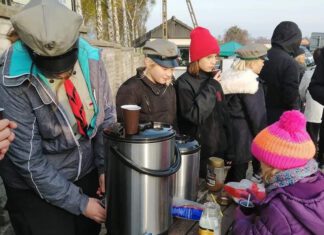 Pomocni druhowie na cmentarzu Harcerze na cmentarzu