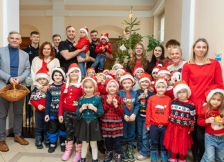 Wyjątkowy Mikołajkowy dzień Dekorowanie choinek