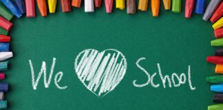 tablica szkolna i kredki