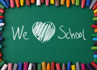 Dni otwarte w szkołach tablica szkolna i kredki