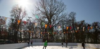Zabawa dzieci i młodzieży na lodowisku
