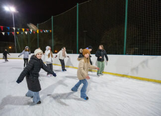 Ferie z KCSiR Zabawa dzieci i młodzieży na lodowisku