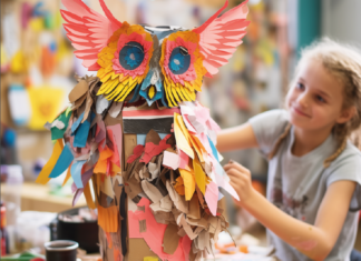 Ale ferie! dziecko wykonuje sowę z papieru