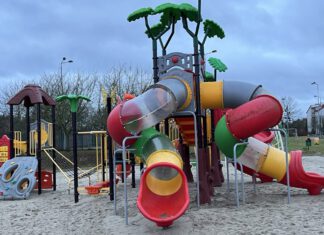 Zdewastowany plac zabaw „nad Liwą” został odbudowany! plac zabaw