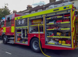 Młodzież zapobiega pożarom wóz strażacki