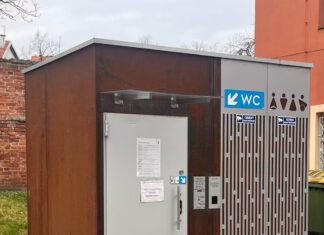 Zniszczona toaleta modułowa