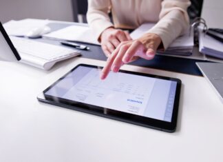 Obowiązkowy Krajowy System e-Faktur przesunięty tablet