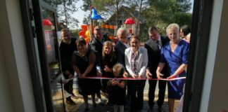 Przecięcie wstęgi podczas otwarcia Przedszkola Publicznego i Żłobka Gminnego w Sadlinkach