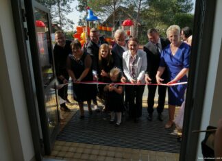 Przecięcie wstęgi podczas otwarcia Przedszkola Publicznego i Żłobka Gminnego w Sadlinkach