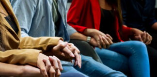 ludzie trzymają się za ręce