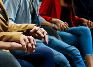 Asystent zdrowienia ludzie trzymają się za ręce