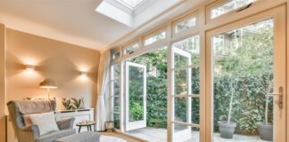 Jasne mieszkanie z otwartym oknem balkonowym