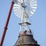 Montaż naprawionego wiatraka na Miłosnej