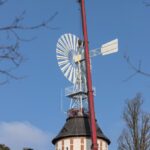 Montaż naprawionego wiatraka na Miłosnej