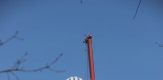 Montaż naprawionego wiatraka na Miłosnej