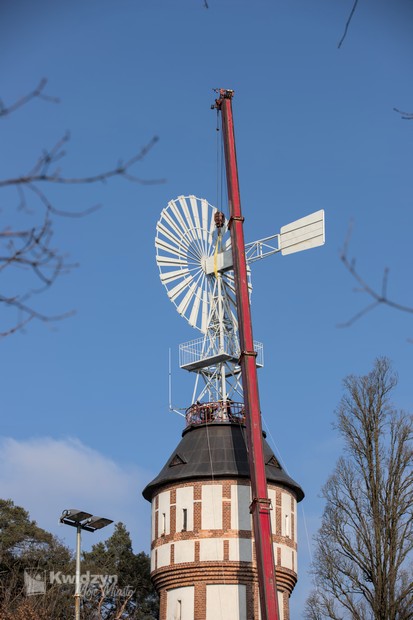 11022025_Montaż_wiatraka_Miłosna_fot_N.Cesarz_3 Montaż naprawionego wiatraka na Miłosnej