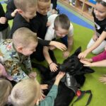 Dzieci z przedszkola na zajęciach z psem