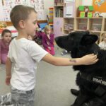 Dzieci z przedszkola na zajęciach z psem