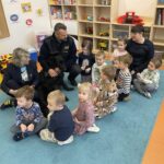 Dzieci z przedszkola na zajęciach z psem