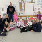 Dzieci z przedszkola na zajęciach z psem