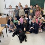 Dzieci z przedszkola na zajęciach z psem