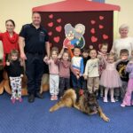 Dzieci z przedszkola na zajęciach z psem