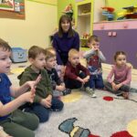 Dzieci z przedszkola na zajęciach z psem