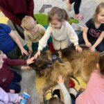 Dzieci z przedszkola na zajęciach z psem