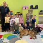 Dzieci z przedszkola na zajęciach z psem
