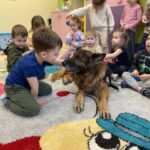 Dzieci z przedszkola na zajęciach z psem