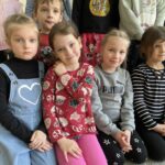 Dzieci z przedszkola na zajęciach z psem