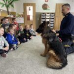 Dzieci z przedszkola na zajęciach z psem